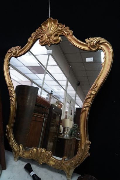 Miroir de forme écusson dans un encadrement...