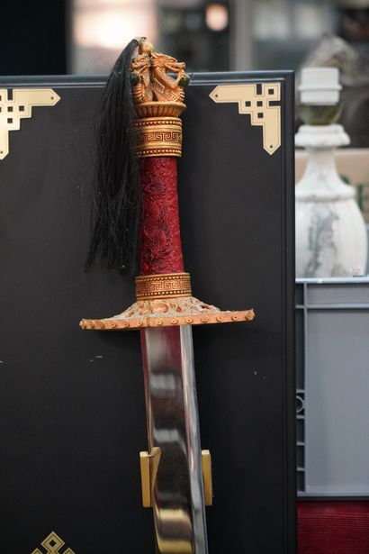 Sabre décoratif japonais en métal doré et...