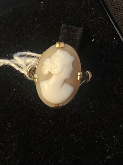 Bague, or 18k (750), orné d'un camée coquille...