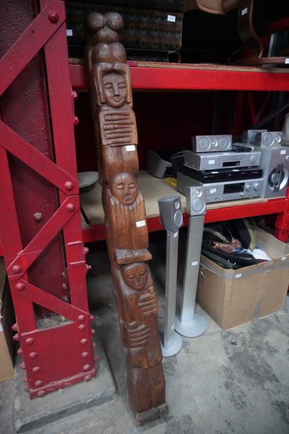 Totem en bois naturel mouluré et sculpté...