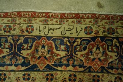 * IRAN. Tapis d'Orient en laine à décor de...
