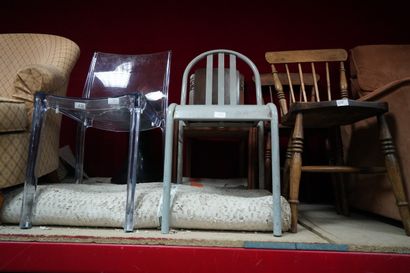 Chaise en plexiglas ; tabouret en plastique...