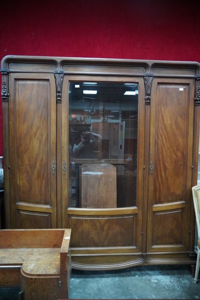 Dans le goût de Majorelle. Armoire en bois...