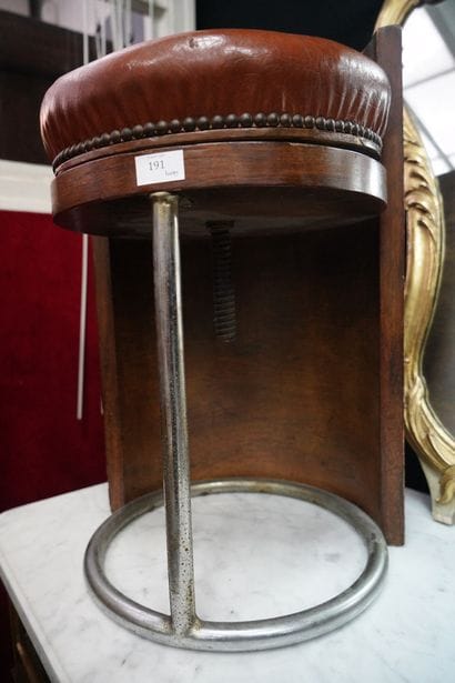 Tabouret en bois et métal chromé, l'assise...