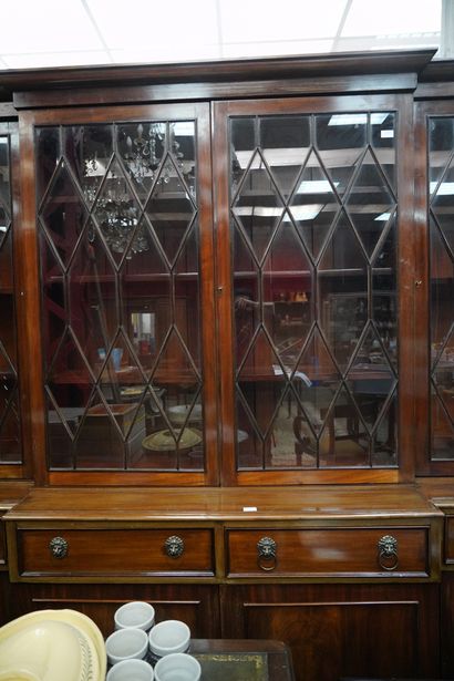Importante Vitrine en bois teinté, ouvrant...
