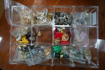 Réunion de bijoux fantaisie.