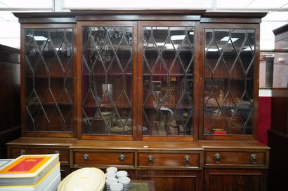 Importante Vitrine en bois teinté, ouvrant...