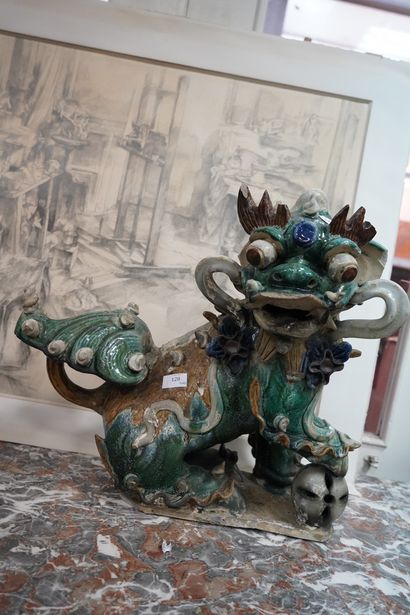 Tuile faîtière en céramique émaillée figurant...