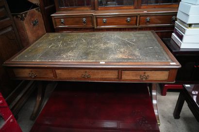 Bureau rectangulaire en bois patiné, le plateau...