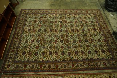 * Tapis d'Orient en laine à décor polychrome...