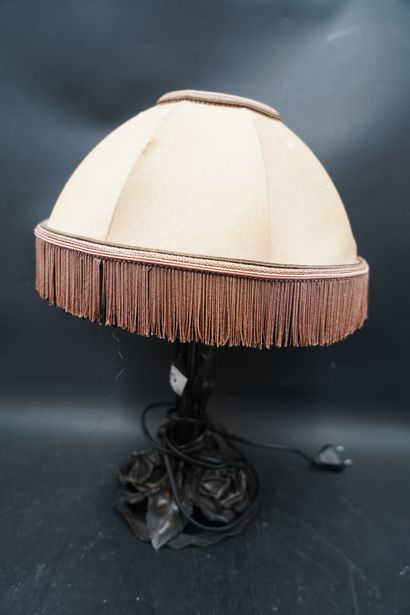 Lampe en métal ajouré à décor feuillagé,...