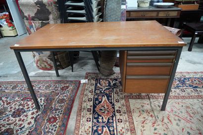 Bureau en chêne. Travail des années 1970....