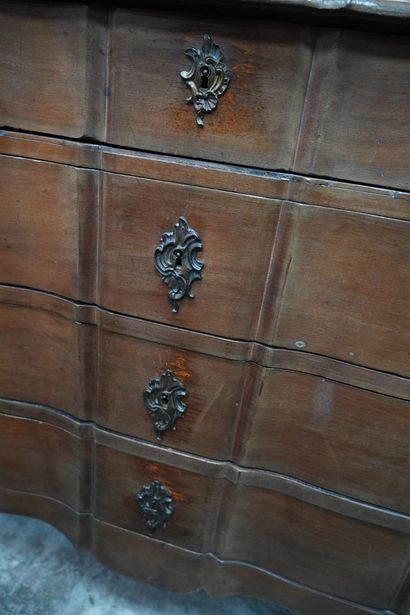 Commode en bois naturel de forme mouvementée,...