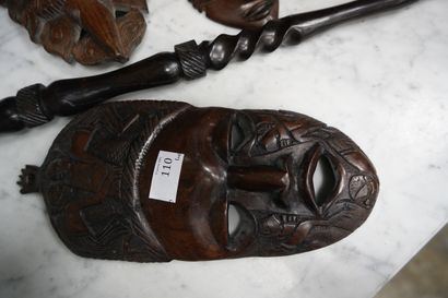 Réunion de quatre masques et une canne en...