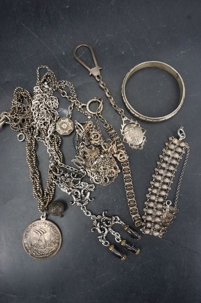 Lot de bijoux en métal. Une boite. En l'...