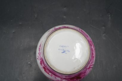 SEVRES, dans le goût de. Pot couvert en porcelaine...