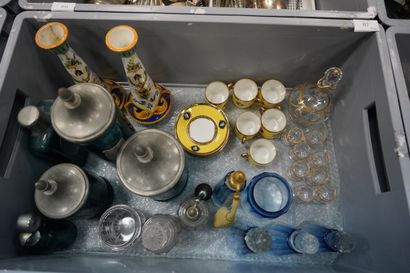 Partie de service à café en porcelaine jaune...