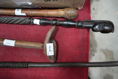 Réunion de cannes en bois sculpté et un sceptre...