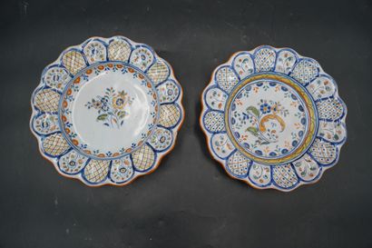 Réunion d'assiettes et plats décoratifs en...