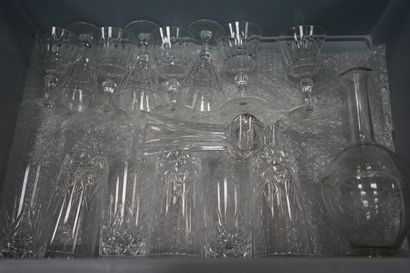 Réunion de verre à pieds en cristal taillé...