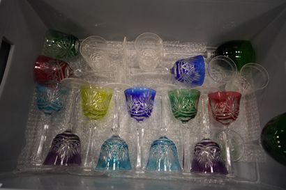 Suite de 12 verres à pieds en cristal taillé,...