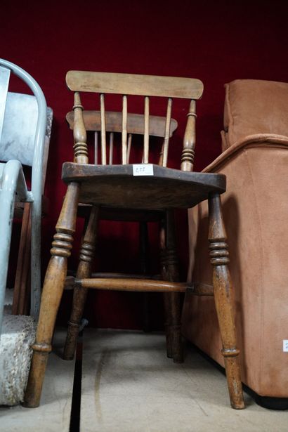 Chaise en plexiglas ; tabouret en plastique...