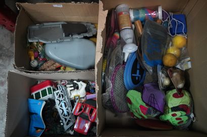 Réunion de jouets ; balles et raquettes ;...