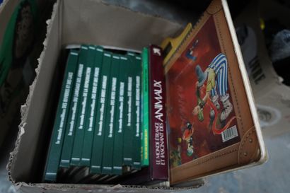 Réunion de jeux de société et ouvrages sur...