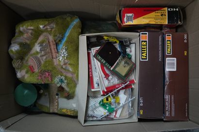 Réunion de jouets ; balles et raquettes ;...