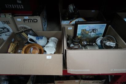 Ensemble de bibelots divers. 3 cartons.