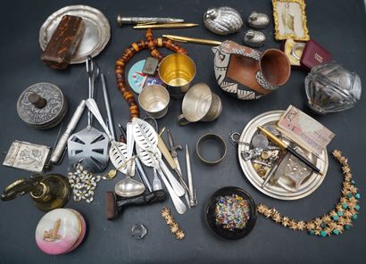 Réunion d'objets de vitrine comprenant :...