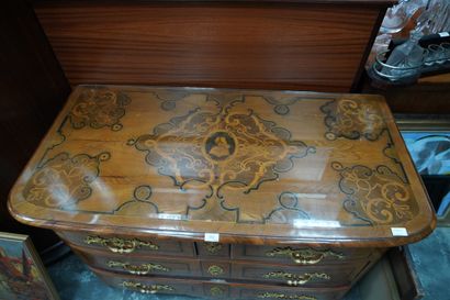 *Commode en bois plaqué ouvrant à quatre...