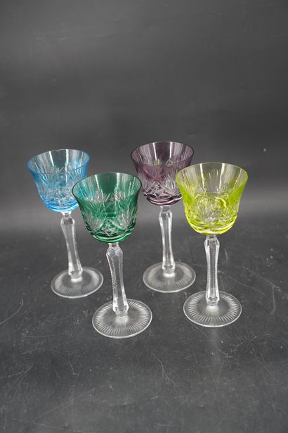 Suite de 12 verres à pieds en cristal taillé,...