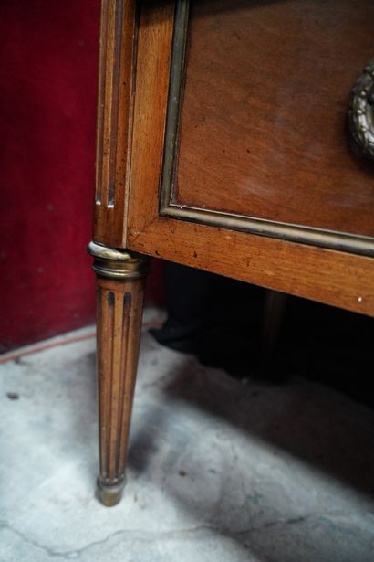 Commode en bois naturel et filets de laiton,...