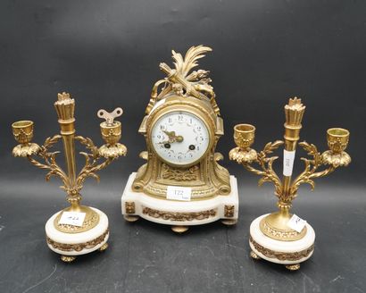 Garniture de cheminée en albâtre et métal...