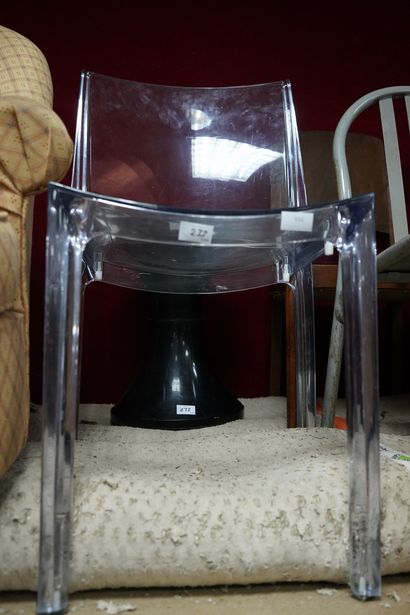 Chaise en plexiglas ; tabouret en plastique...