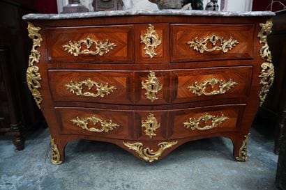 *Commode de forme tombeau en bois plaqué...