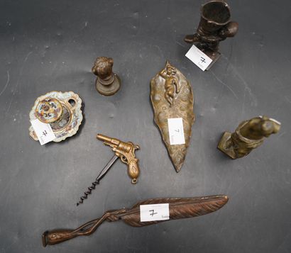 Réunion de statuettes en bronze ou métal...