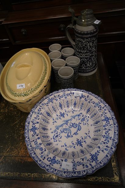 Plat creux en faïence à décor en camaïeu...
