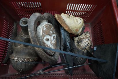 Réunion de masques en bois, certains peints,...