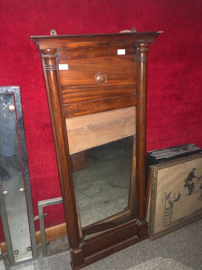 Miroir en placage d'acajou à décor de colonnes...