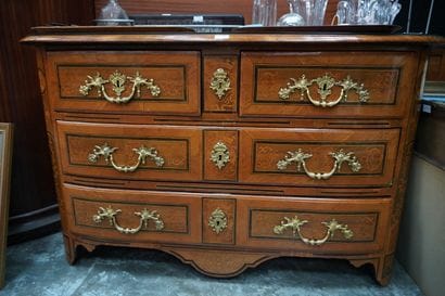 *Commode en bois plaqué ouvrant à quatre...