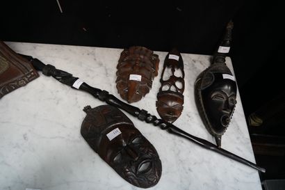 Réunion de quatre masques et une canne en...