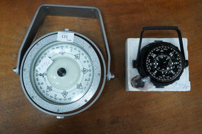 Deux boussoles de marine. En l'état.