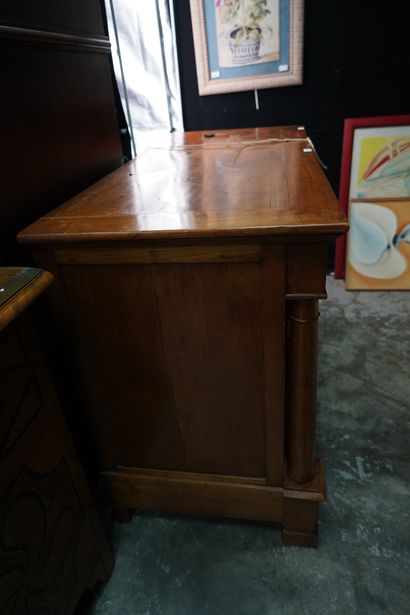 Commode en bois blond, ouvrant à quatre tiroirs,...