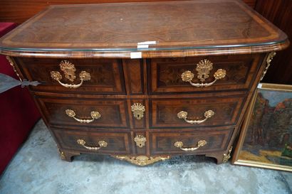 *Commode en bois plaqué ouvrant à quatre...