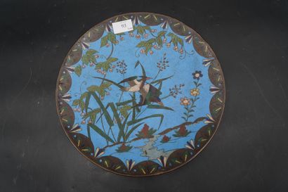 Plat circulaire en émaux cloisonnés représentant...