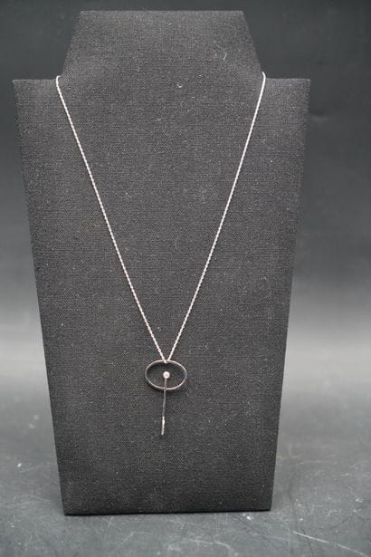 Pendentif et chaîne de cou en or blanc 18K...