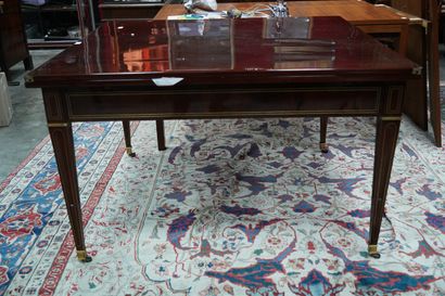 *Table de salle à manger en bois teinté et...