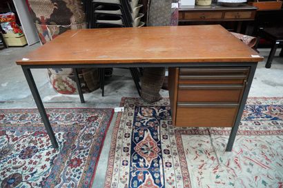 Bureau en chêne. Travail des années 1970....